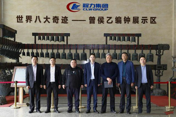 在程力汽車集團(tuán)總部迎賓大廳，雙方代表觀摩世界八大奇跡編鐘后合影紀(jì)念